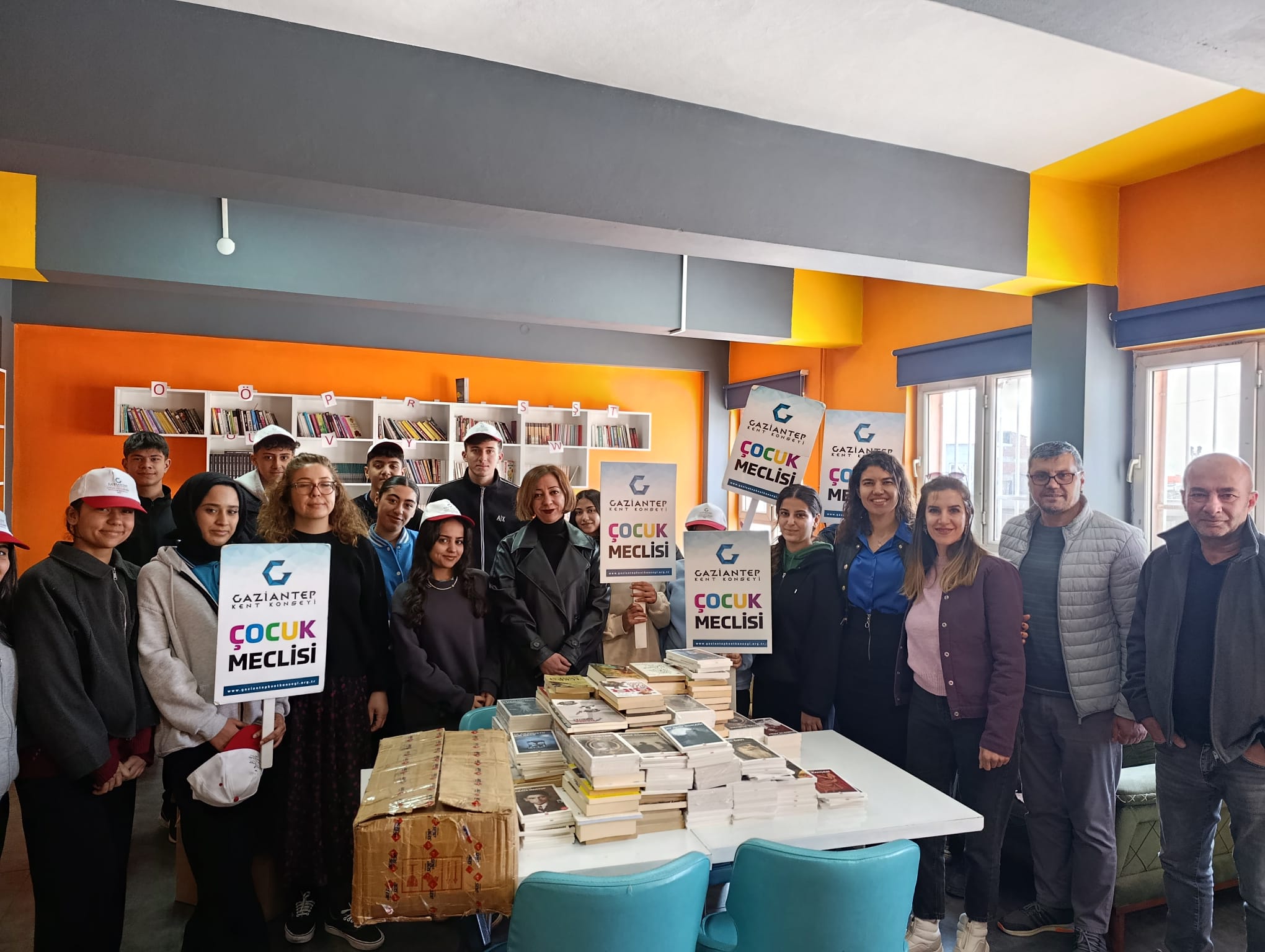 Çocuk Meclisi kitap kampanyasında toplanan kitaplar okullara teslim edildi